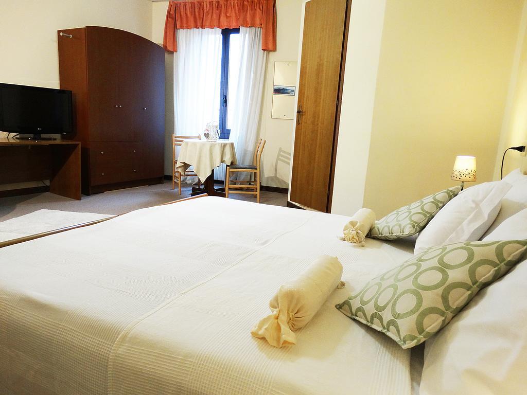 Hotel Milano Изео Екстериор снимка